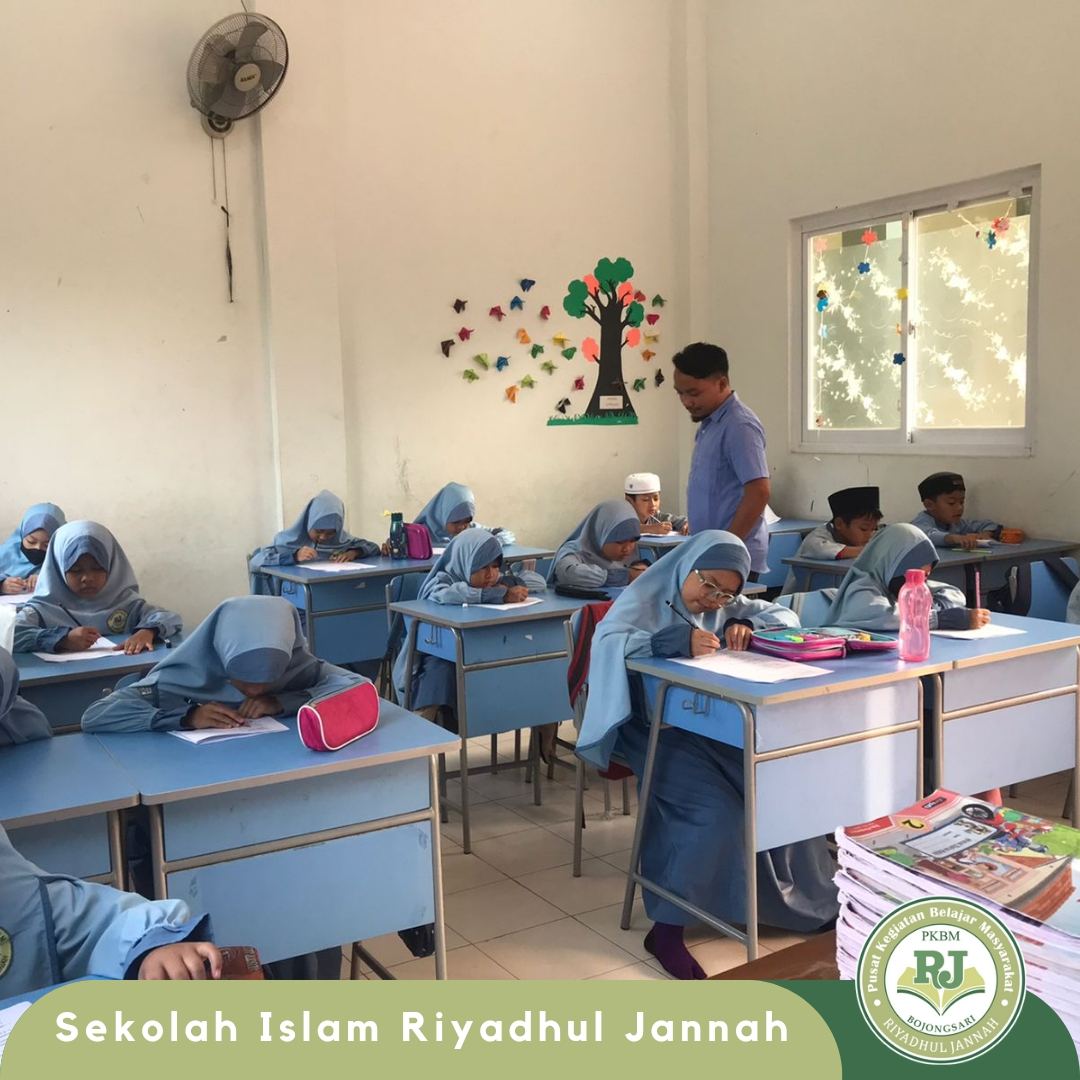 Suasana belajar siswa di kelas Sekolah Islam Riyadhul Jannah
